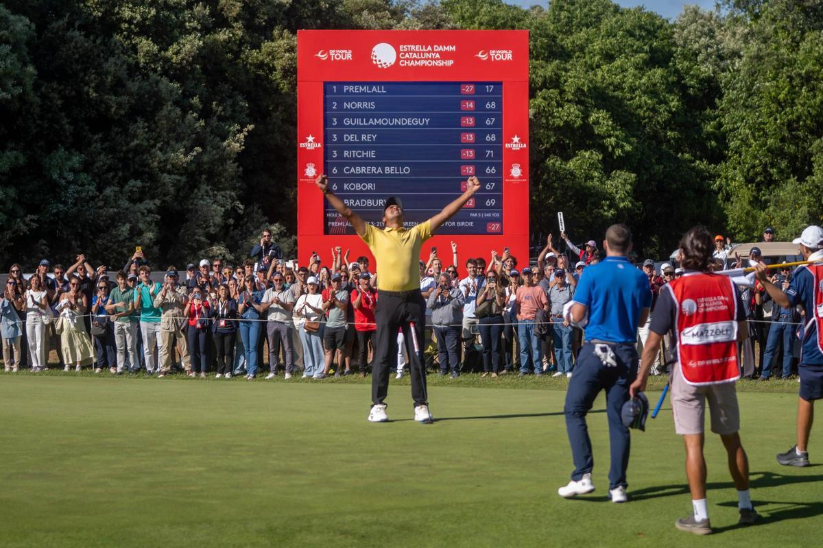 El joven sudafricano celebra la victoria con los brazos en alto en el green del 18 en un triunfo histórico en el DP World Tour