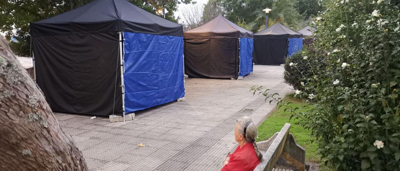 Casetas de la Feira do mercado social en Cangas