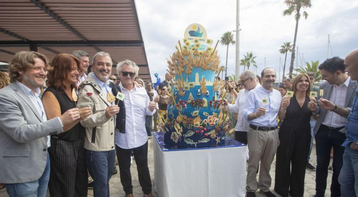 Las autoridades, en la fiesta de inauguración, junto a un pastel con galletas de Escribà.