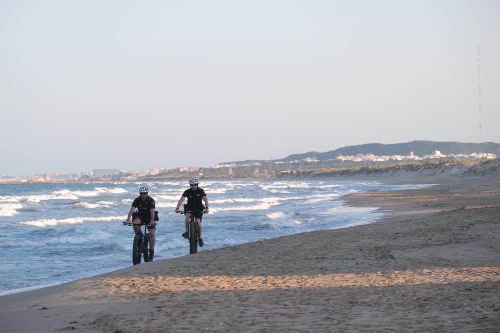 Los agentes ha desalojado las playas de Elche en la Noche de San Juan.