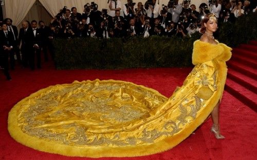 La cantante Rihanna ha sorprendido en la gala MET con un vestido que en las redes sociales muchos usuarios han definido como una tortilla o una pizza