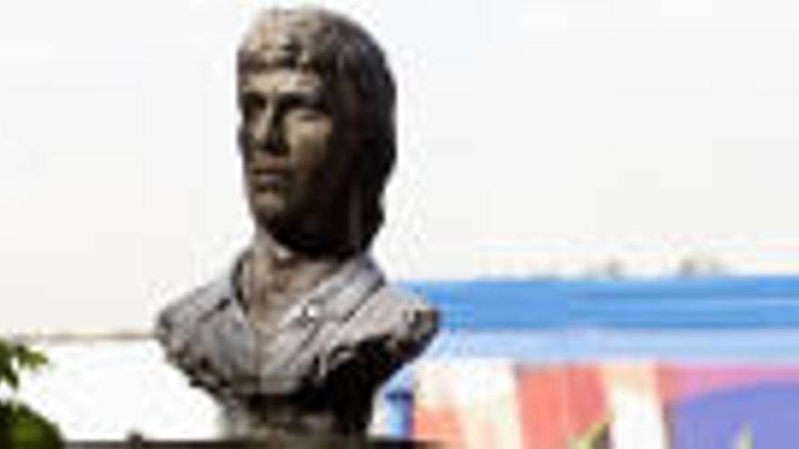 Detalle de un busto del futbolista Andrés Escobar