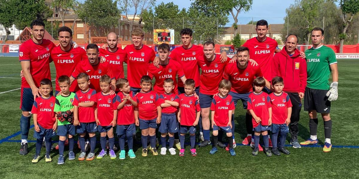 Once de la UE Tavernes con un equipo de la base en el partido de Liga ante el CD Acero