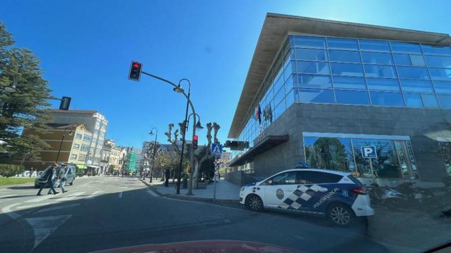 Captura de un vídeo tomado por vecinos de la Avenida de Marín con jóvenes festejando en la vía pública, algunos sobre un vehículo.   | // FDV