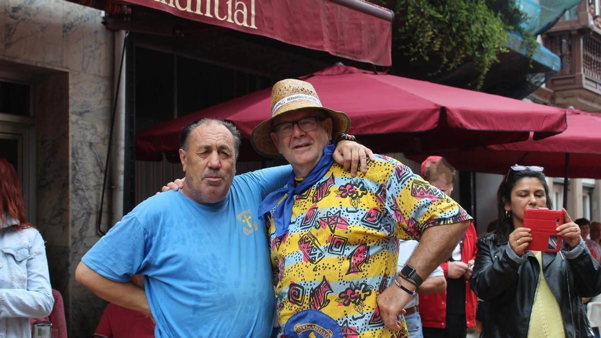 Francisco Coalla, "Paco", a la izquierda, con Nando Fernández, en una foto en las fiestas de Grado.