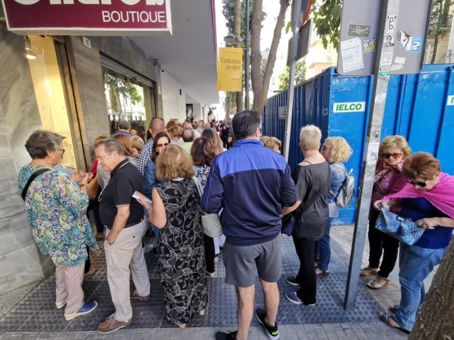 A las 11.00 horas de la mañana se abrían las taquillas del teatro de la calle Córdoba, con unas 30 personas esperando para hacerse con su entrada para 'A Chorus Line'.