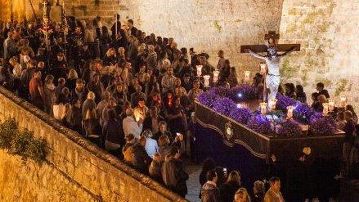 Imagen de archivo de la procesión del Santo Entierro, el Viernes Santo, a su paso por el portal de ses Taules.
