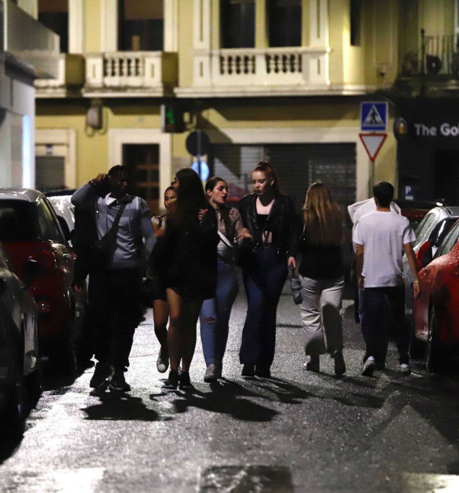 Varios grupos de jóvenes pasean por las calles del centro en una noche de fiesta.