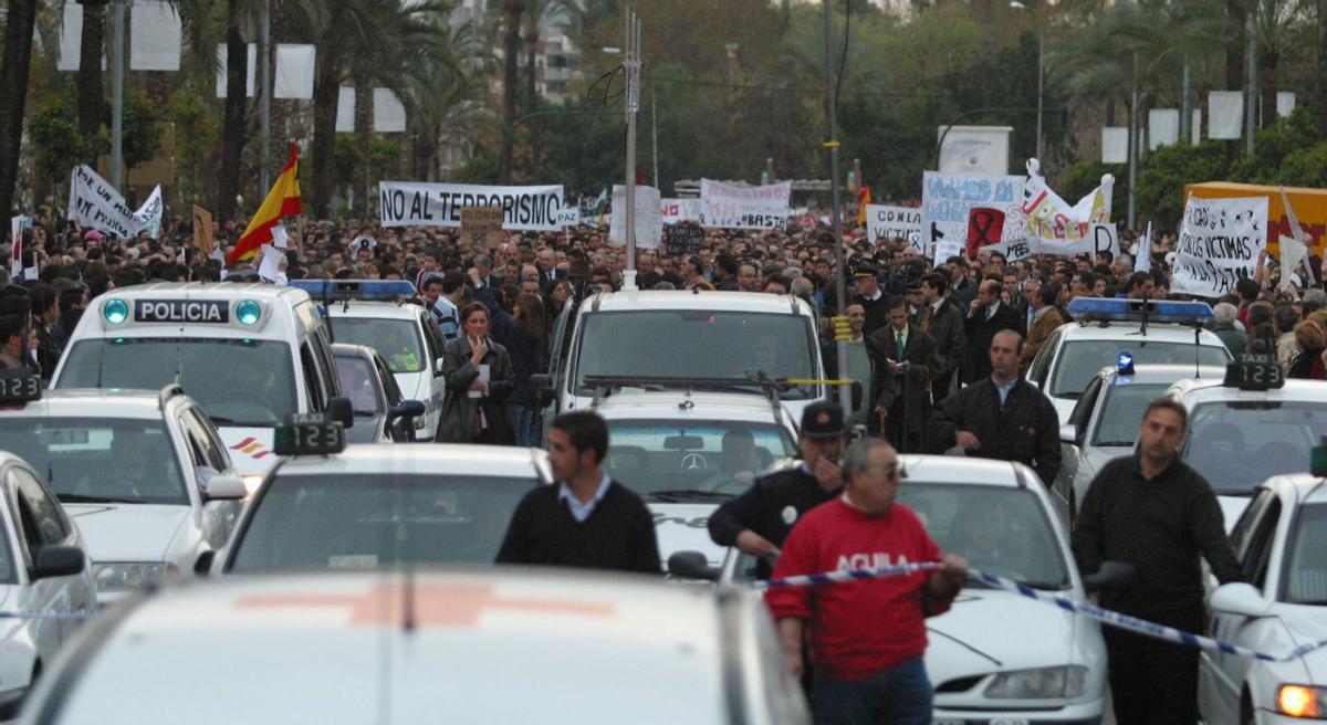 Todos contra el terrorismo 8 Miles de cordobeses se sumaron a la manifestación tras los atentados del 11M.