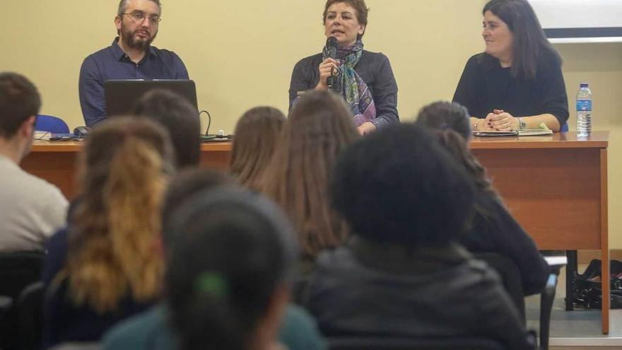 Feliciano Suárez, Ángeles Caso y Deli García Lobo, ayer, dirigiéndose a los alumnos de cuarto de ESO del IES Carreño Miranda.