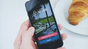 Una persona utiliza la aplicación de Airbnb en el móvil.