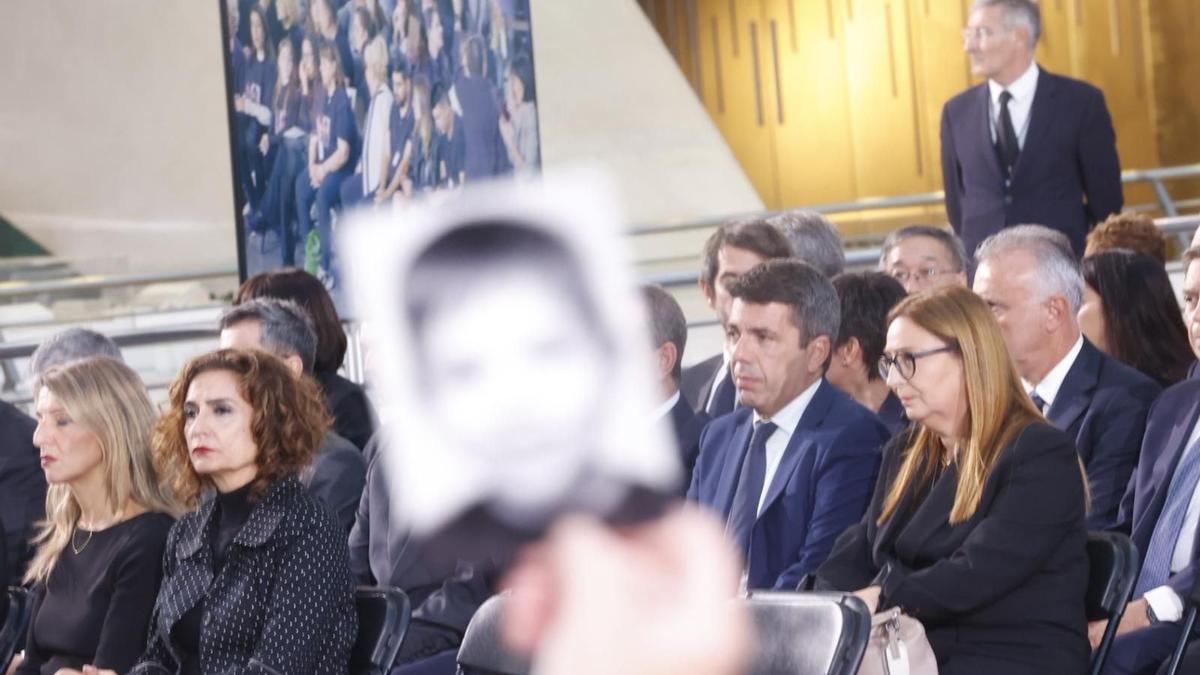 Familiares de las víctimas muestran fotos de sus seres queridos fallecidos en la dana a Mazón, durante el Funeral de Estado.