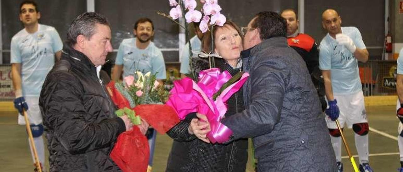 Los padres de Pola, Juan Carlos y Marta, reciben un ramo de José Antonio Sanz.