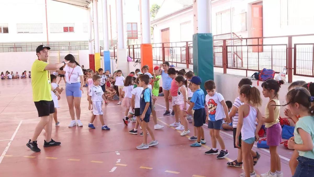 Jornada de apertura de la ludoteca de verano en el colegio Virgen del Valle el año pasado.