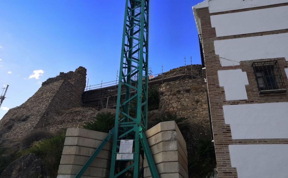 Muralla del castillo junto a la Ermita de la Virgen de Gracia. | L.O