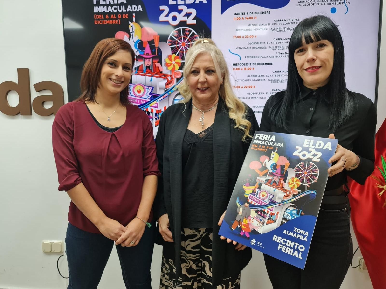 La concejala Silvia Ibáñez junto a Sol Pérez, presidenta de la Asociación de Artesanos de Elda, y la artista Bea Marín, autora del cartel anunciador de la Feria de la Inmaculada.