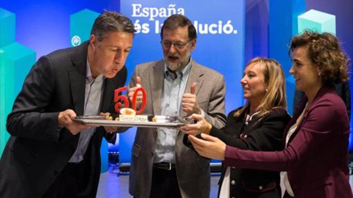 Garcia Albiol sopla las velas del pastel de su cumpleaños, en presencia de Mariano Rajoy, Marisa Xandri, líder del PP de Lleida, y Dolors Montserrat.