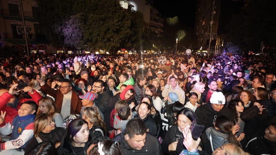 El público del encendido de luces de Navidad en Palma invade un carril de las Avenidas que Cort no ha cerrado