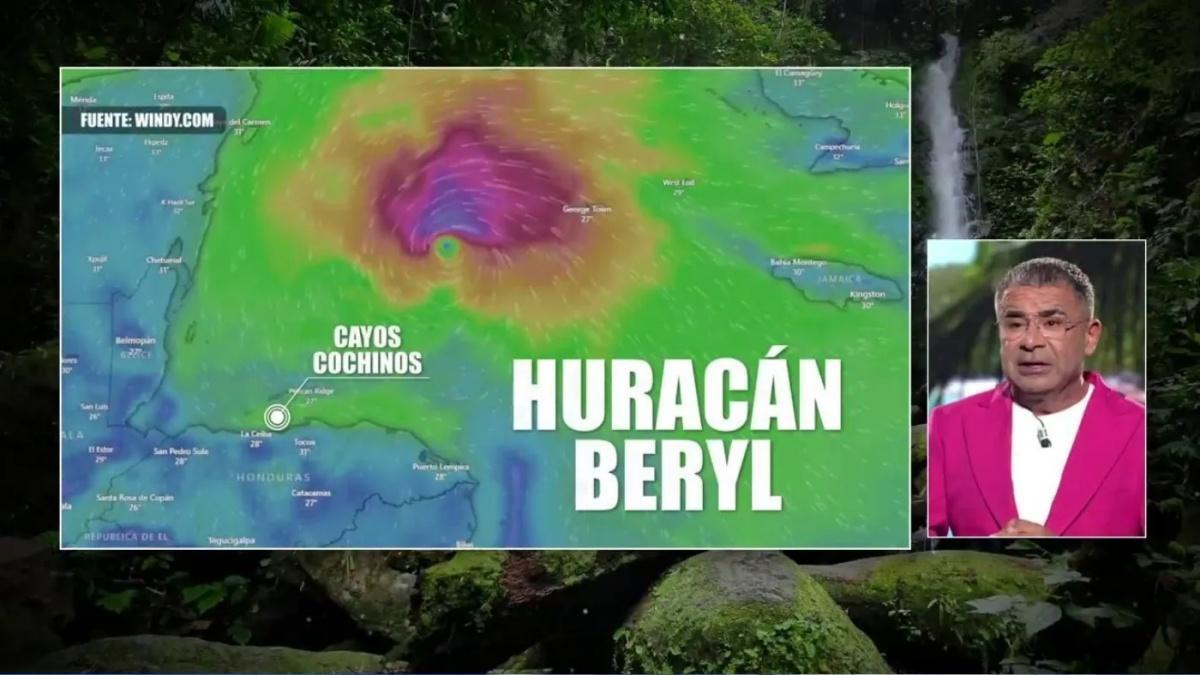 Jorge Javier Vázquez explicando la situación del huracán Berryl en 'Supervivientes 2024'.