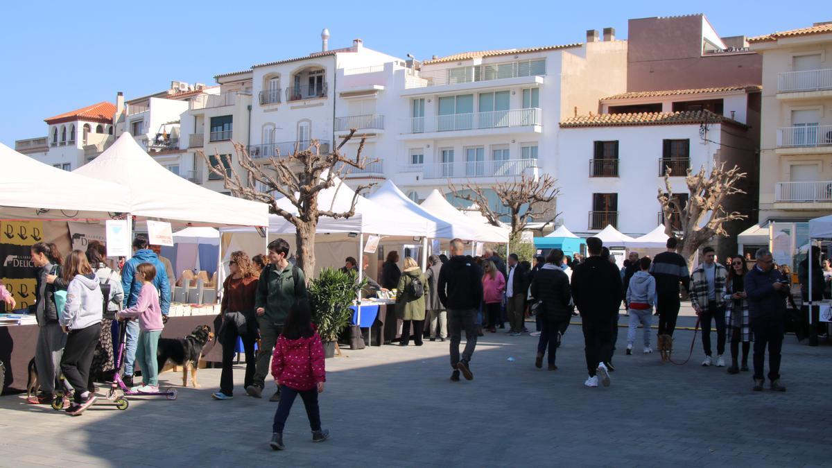 La fira de llibres d'editorials independents a la Vila del Llibre a l'Escala.