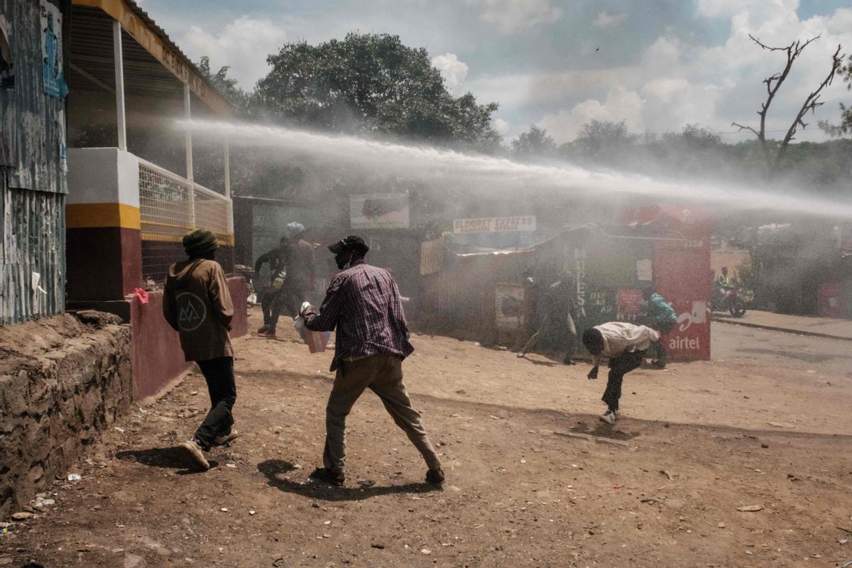 Protesta masiva convocada por el líder de la oposición Raila Odinga, afirma que le robaron las últimas elecciones presidenciales de Kenia y culpa al gobierno por el aumento del costo de vida en Nairobi.