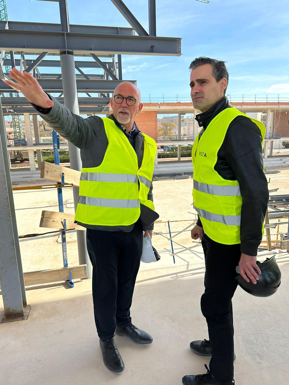 Jesús Villar, alcalde y concejal de Urbanismo, durante una visita a las obras del polideportivo municipal.