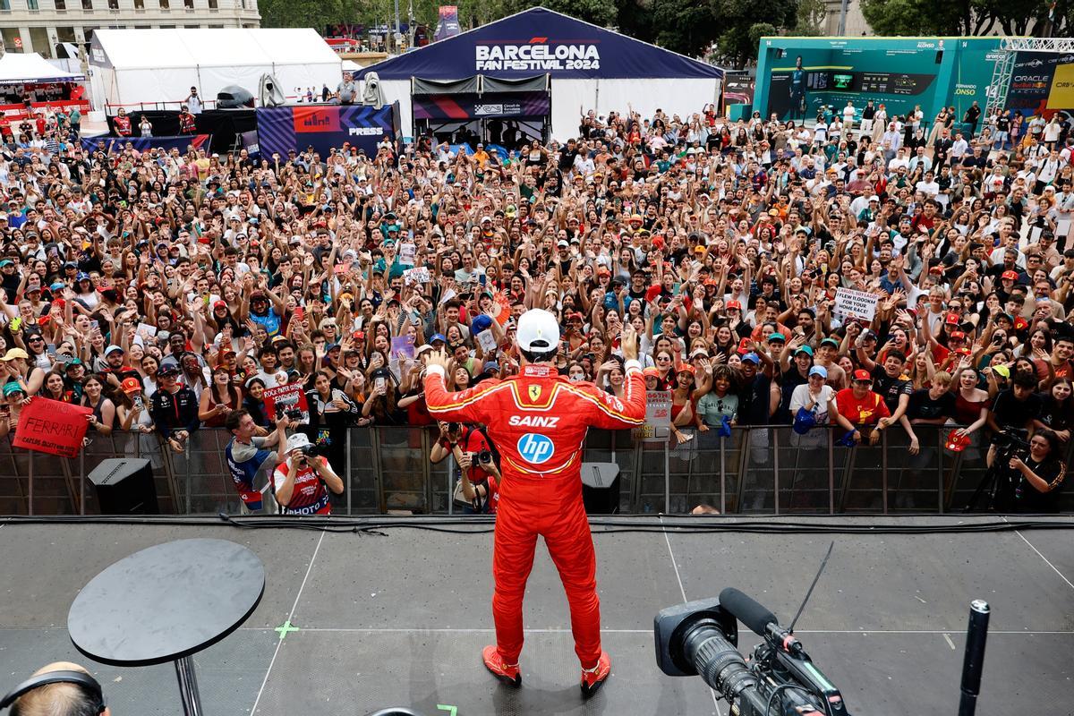 Carlos Sainz, con los aficionados en el Fan Village de Plaça Catalunya