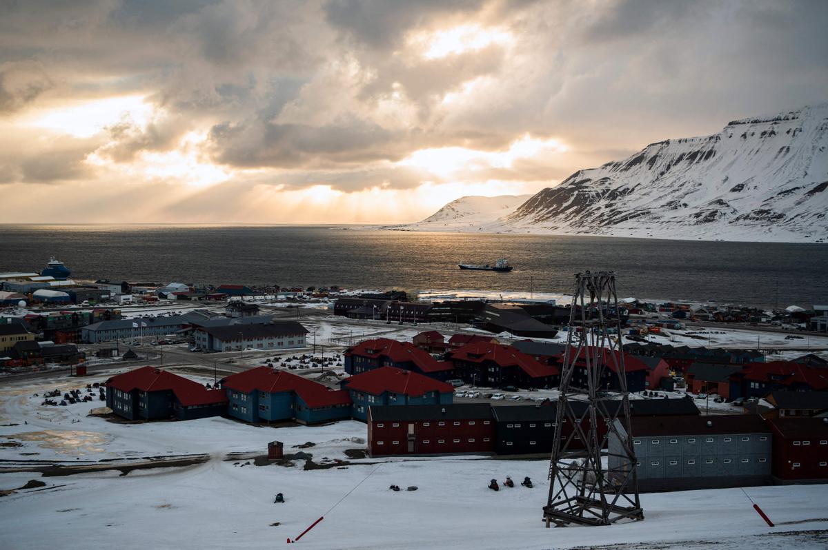 El sol se cuela entre las nubes a medianoche sobre Longyearbyen, en la isla de Spitsbergen island, en el archipiélago de Svalbard, perteneciente a Noruega.