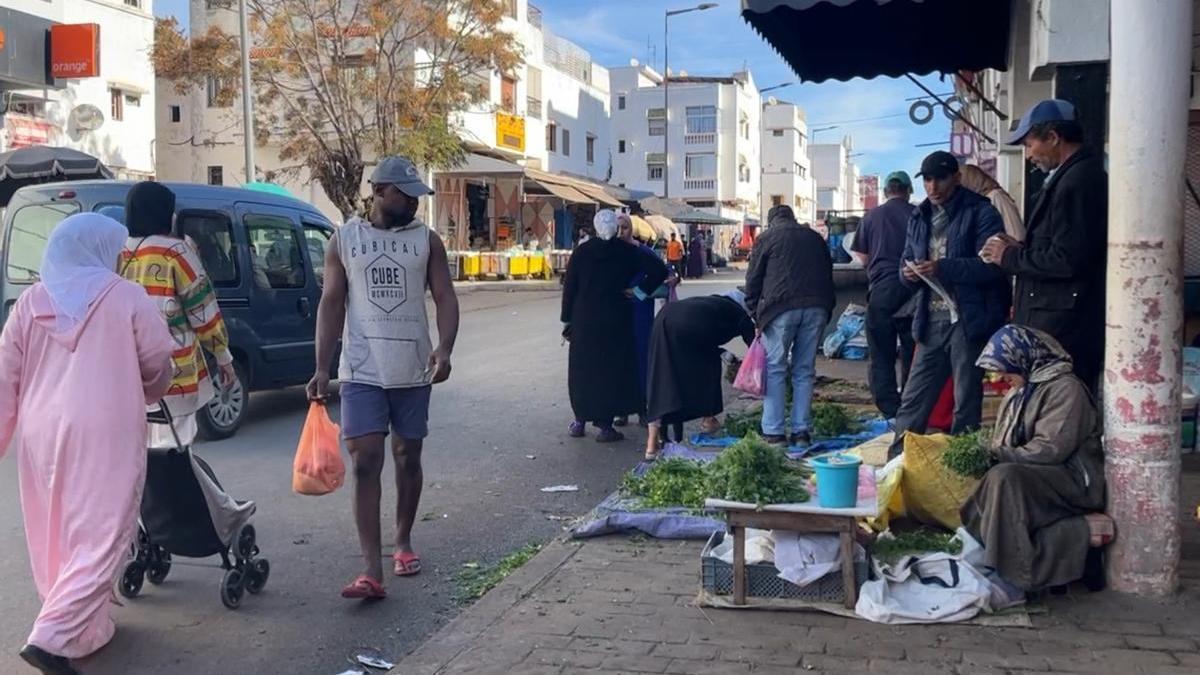 Mercado callejero en un barrio periférico de Rabat.