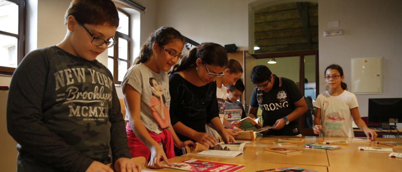 Alumnos de 6º de Primaria gestionando la biblioteca activa.