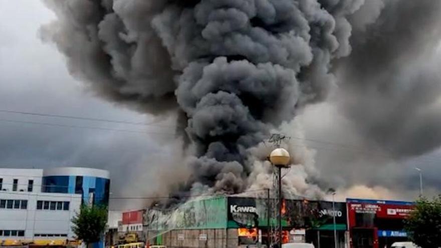 Vídeo: Así fue el espectacular incendio en una nave de Silvota que alarmó a los vecinos del centro de Asturias