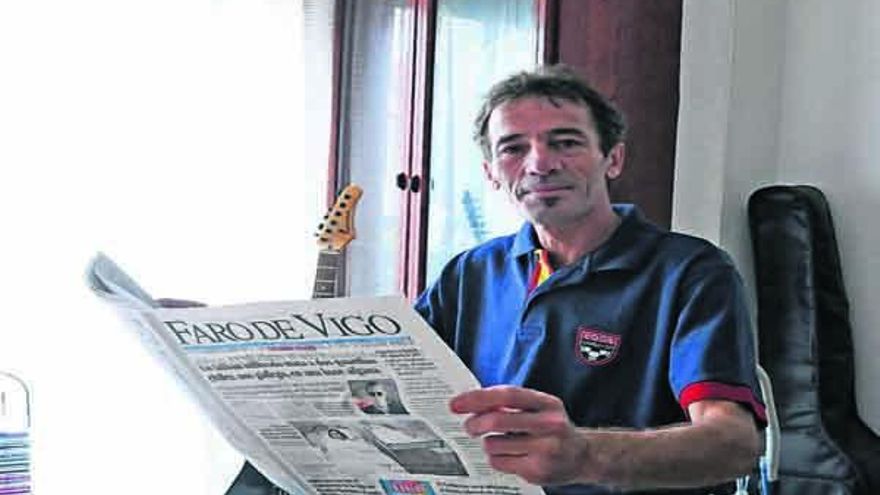 Pedro Moreira lee en FARO la noticia sobre el parto de su hija, ayer, en su casa de Cangas. // Gonzalo Núñez