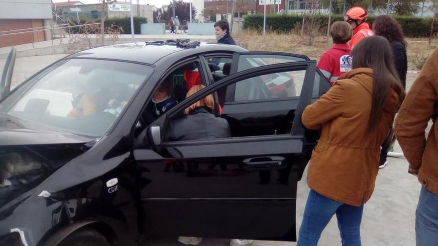 Los bomberos muestran cómo se hace un rescate en un acccidente