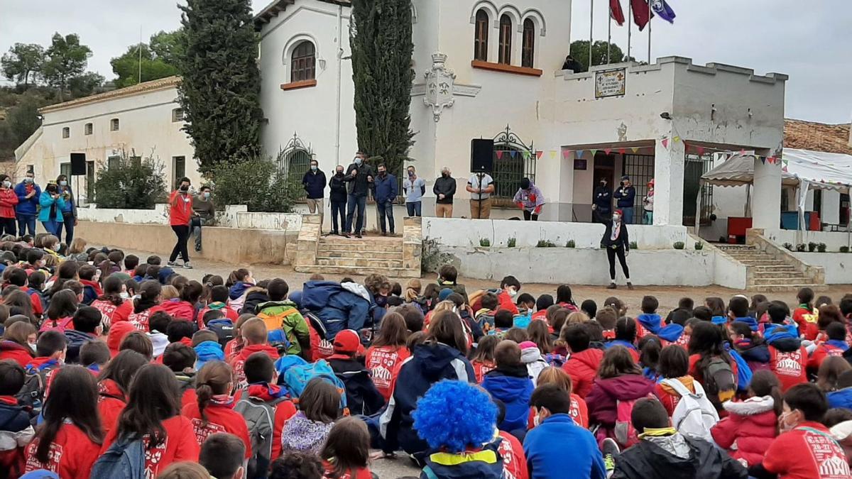 Los scouts, ante la casa forestal del Coto de Los Cuadros,  uno de los diez edificios cedidos por la Dirección General de 
Medio Natural de la Comunidad a la 
federación de scouts.