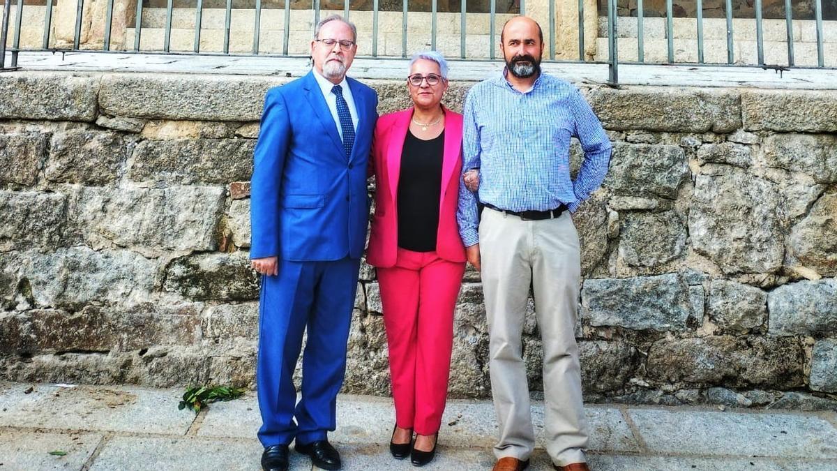 José Manuel Pilo, izquierda, junto a los dos concejales del equipo de gobierno, Escolástica Fidalgo y Roberto Ramos