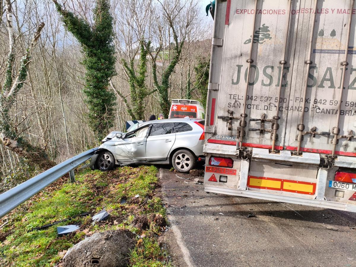 Estado del coche tras la colisión con el remolque del camión.