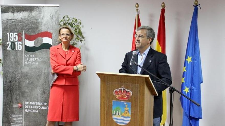 El alcalde, José María García Urbano, presenta la exposición en presencia de la embajadora de Hungría en España,  Enikó Gyóri.