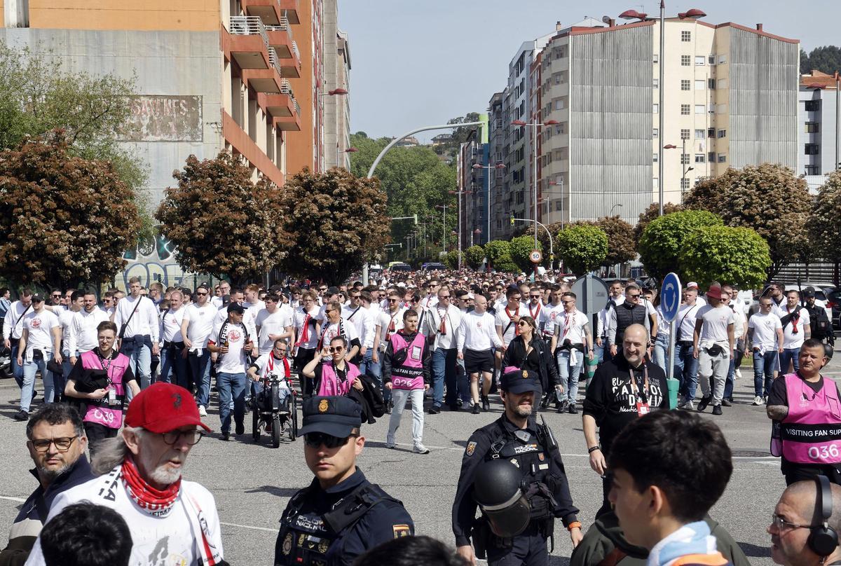 Balaídos se prepara para el Celta-Friburgo: miles de aficionados llegan al estadio en la previa