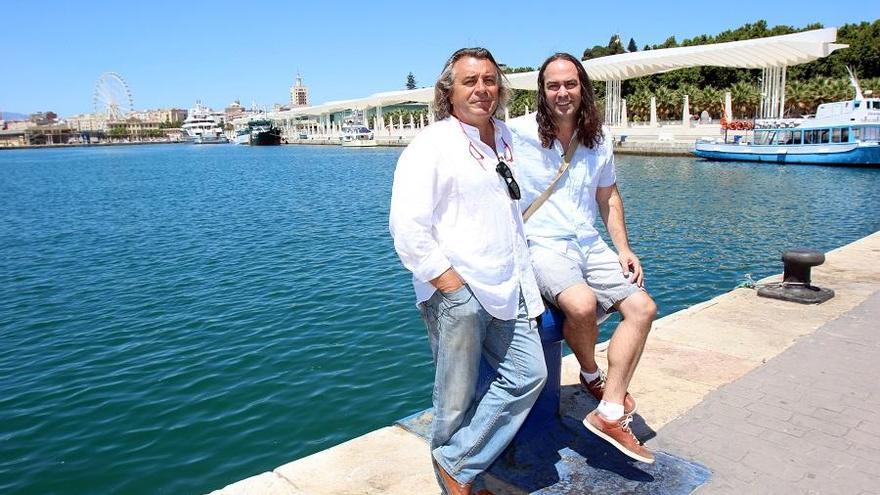 Miguel Alba, derecha, con Albert Marques en el Muelle Uno este verano