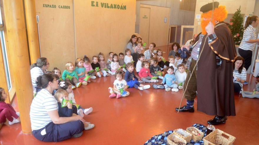 Visita del apalpador a la escuela infantil de Vilaxoán en diciembre de 2022.