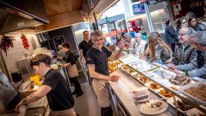 Jordi Asín, su familia y equipo, en el nuevo Pinotxo del mercado de Sant Antoni.