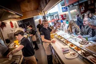 El nuevo bar Pinotxo conquista el mercado de Sant Antoni sin apenas turistas