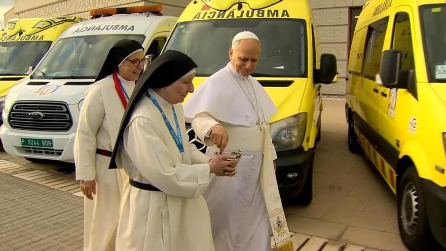 PAPA BENDICE AMBULANCIAS UCRANIA | El Papa León XIV bendice ambulancias con ayuda humanitaria para Ucrania