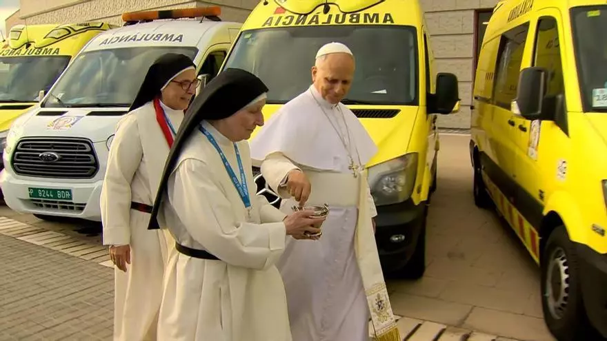 El Papa León XIV bendice ambulancias con ayuda humanitaria para Ucrania