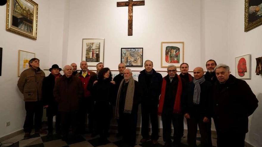 El director del Museo Catedralicio y deán de la Catedral rodeado por algunos de los artistas cuyas obras conforman la sala.