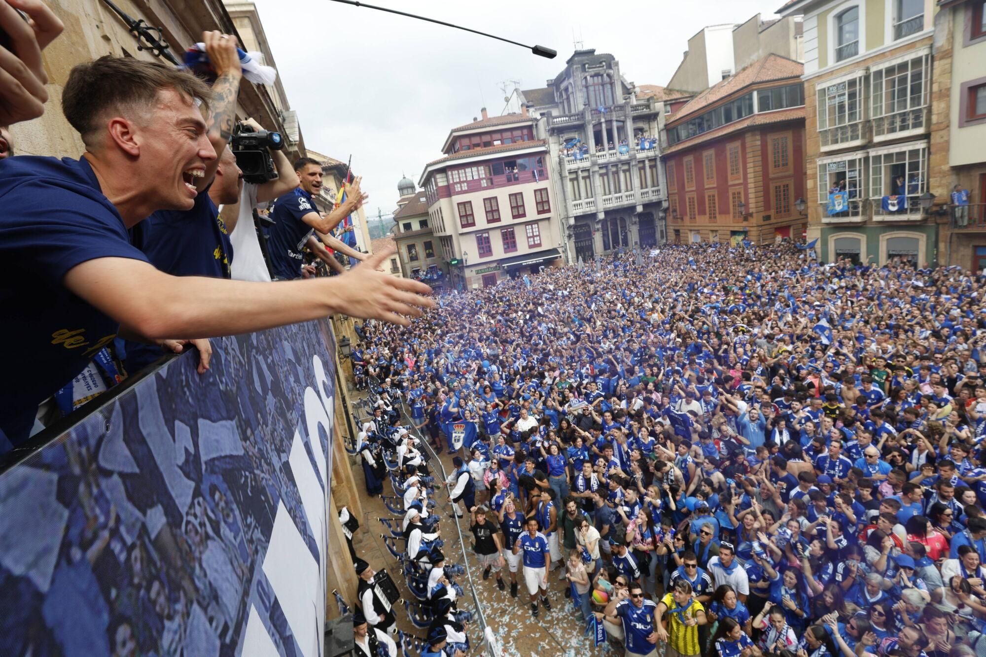 Locura azul en las calles de Oviedo para celebrar el ascenso del equipo a Primera División