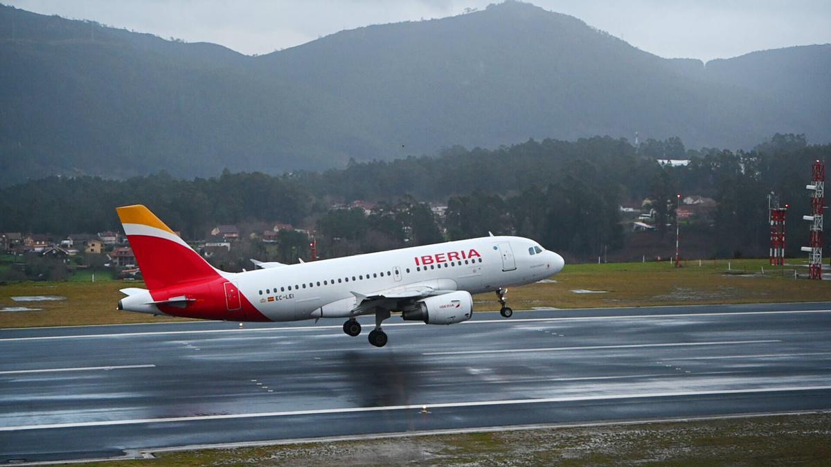 Un avión aterrizando en Peinador.