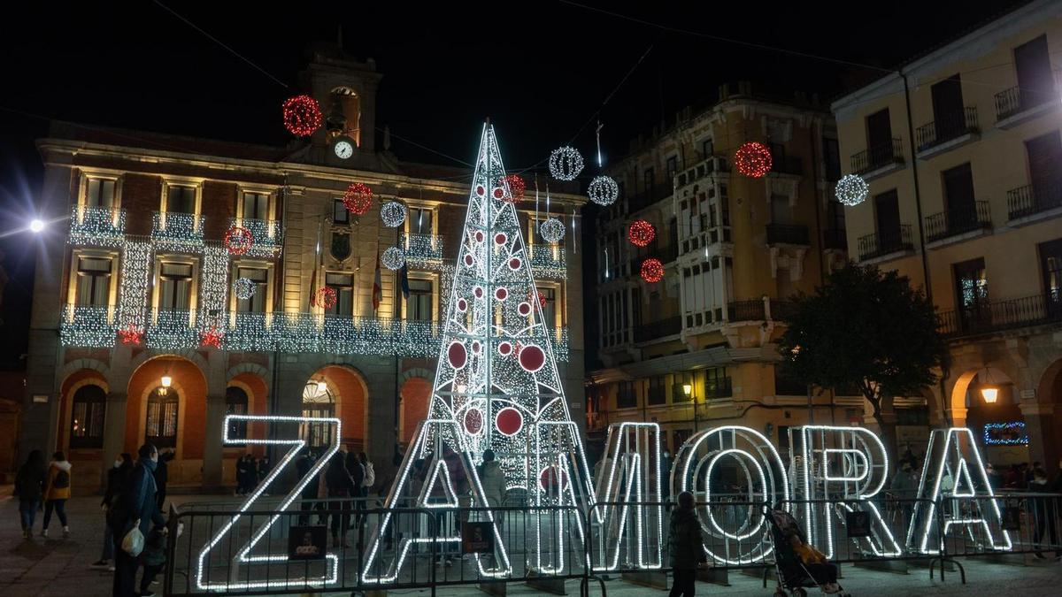 Iluminación navideña en la Plaza Mayor de Zamora.