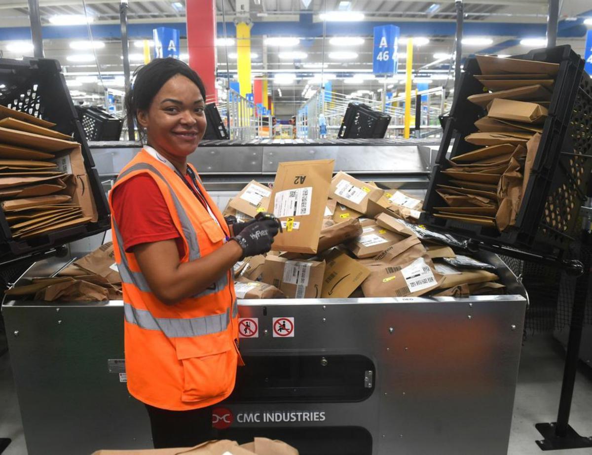 Trabajadores preparan paquetes, ayer en la nave de Amazon en Espíritu Santo. |  Carlos Pardellas