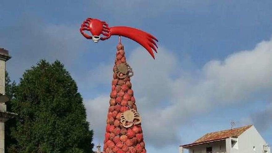 Imagen del árbol navideño decorado con los caparazones. // Muñiz